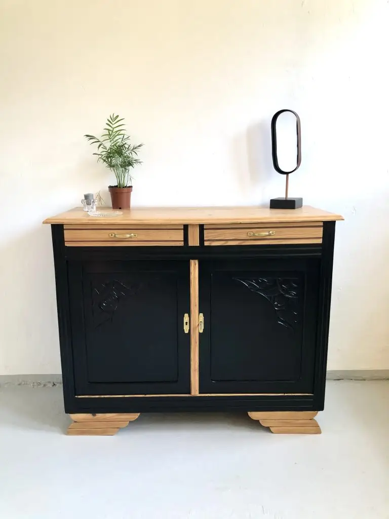 Un buffet Art Déco rénové en bois clair et noir