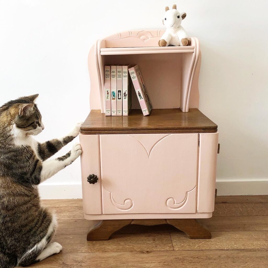 Un petit chevet, poncé et repeint en rose poudré