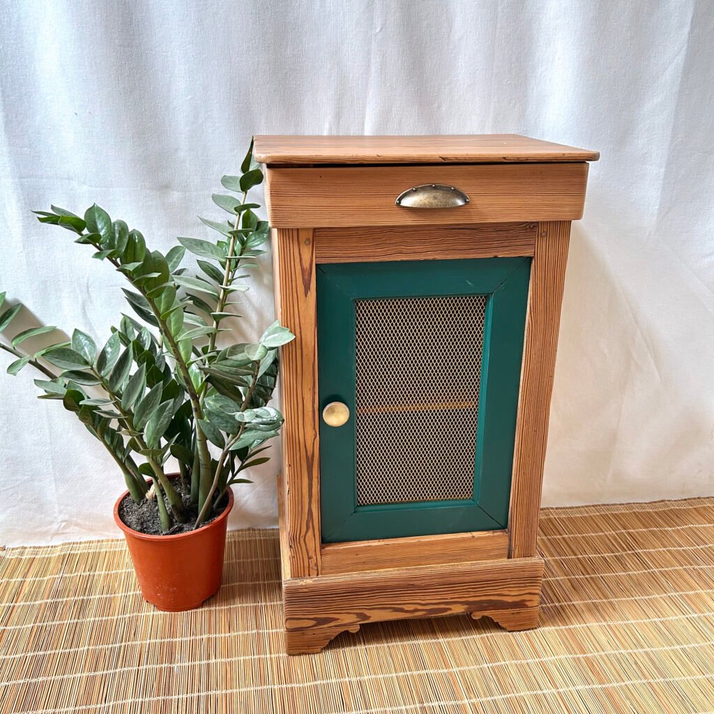 Un petit meuble d'appoint, vert et bois