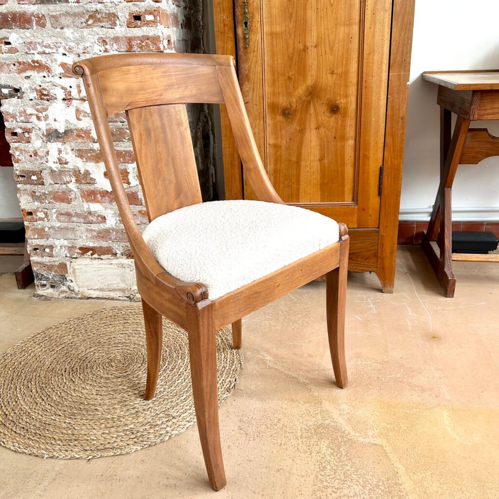 Une chaise d'époque Empire ayant été poncée puis vernie. L'assise a été retapissée avec un tissu bouclette