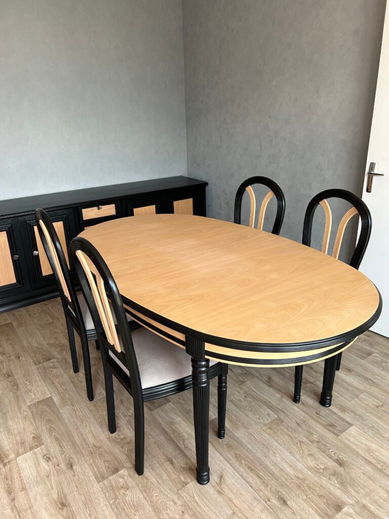 Une table, quatre chaises et un buffet revalorisé en noir et bois