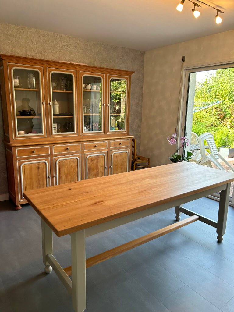 Une salle à manger entièrement revalorisée en bois clair et gris perle pour des clients.