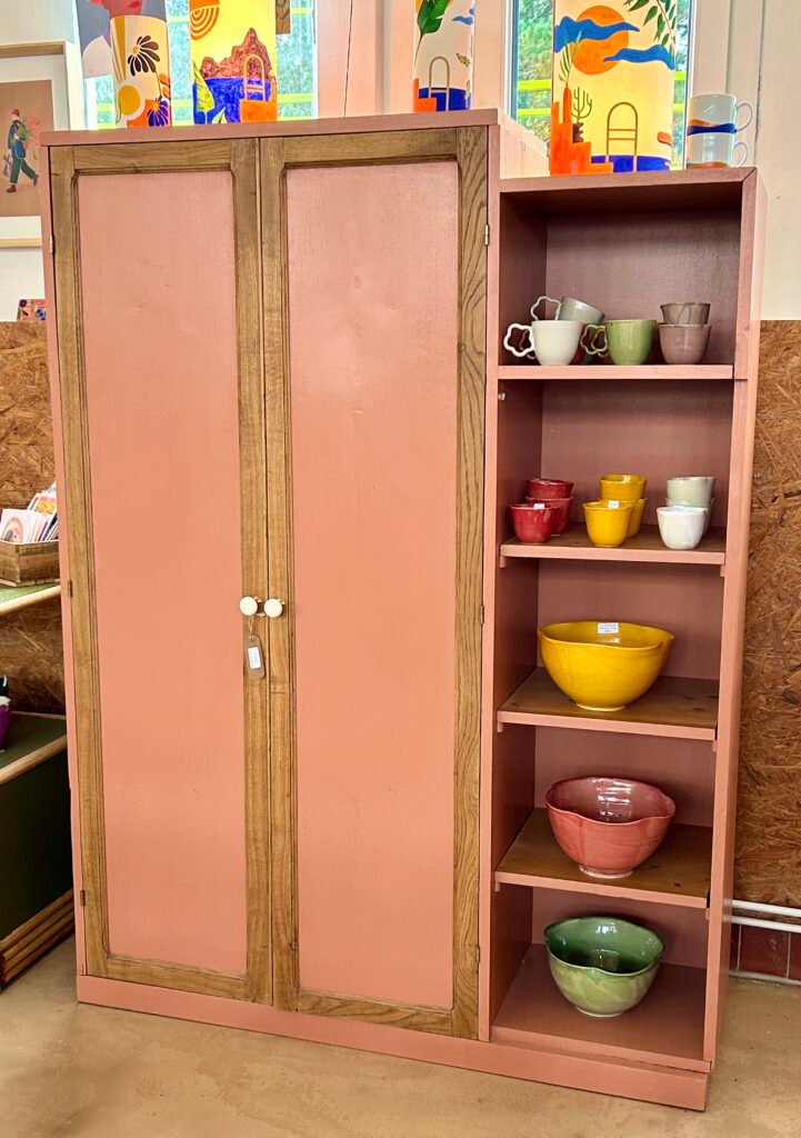 Un meuble de rangement asymétrique, repeint en terracotta