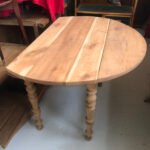 Une table en bois, poncée et protégée par un vernis mat