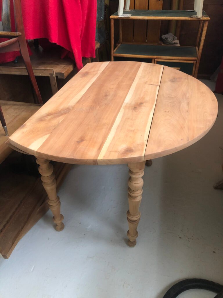 Une table en bois, poncée et protégée par un vernis mat