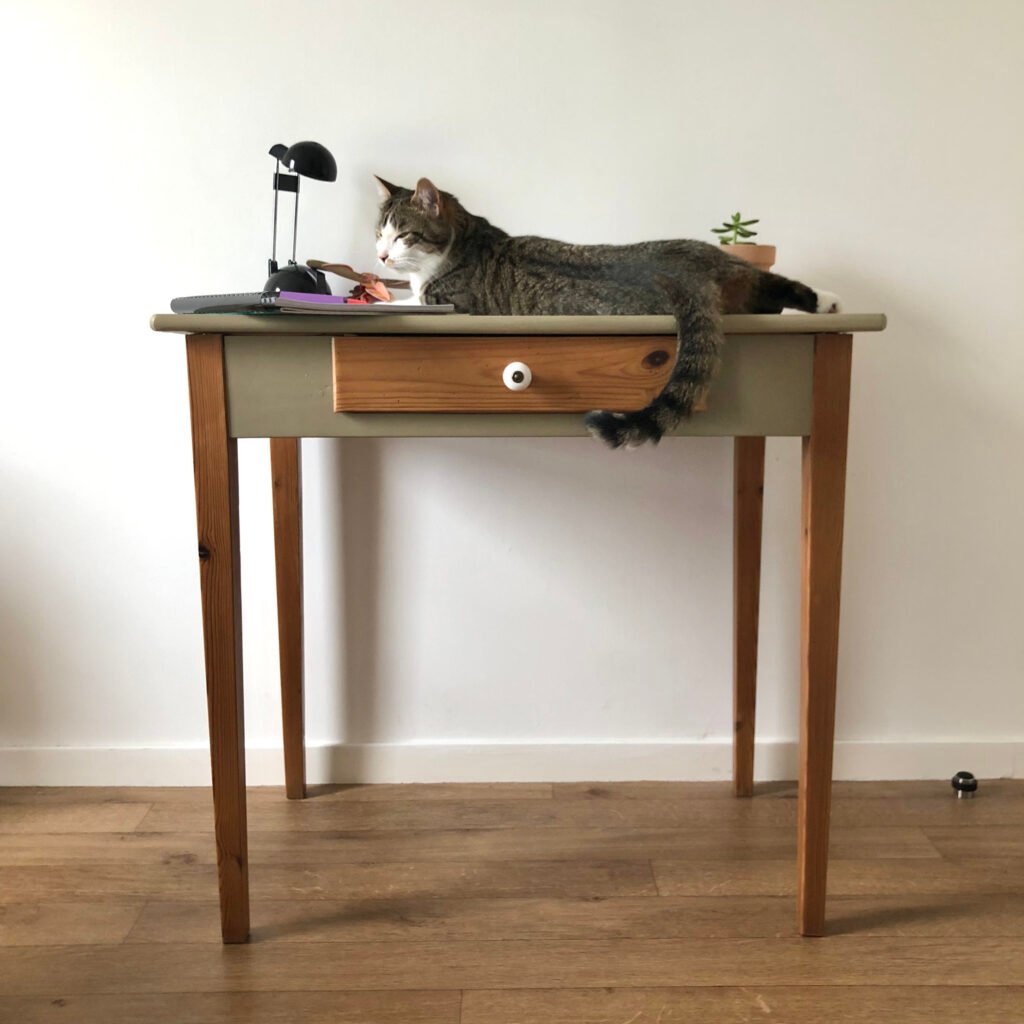 Un petit bureau avec un tiroir, poncé et revalorisé en beige foncé.